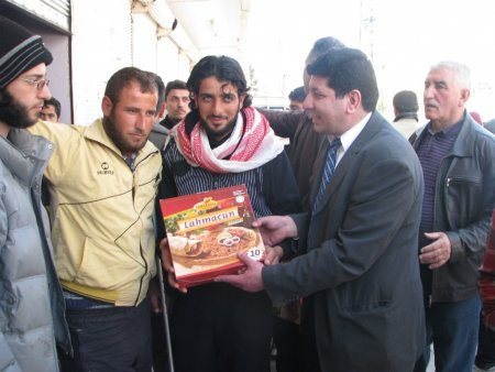 Gurbetçi iş adamından Suriyeli sığınmacılara lahmacun