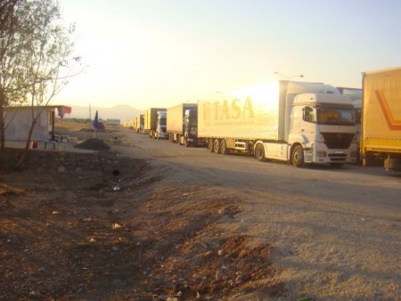 Gürbulak Sınır Kapısı'nda Tır Kuyruğu 8 Kilometreye Ulaştı