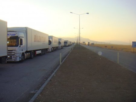 Gürbulak Sınır Kapısı'nda Tır Kuyruğu 8 Kilometreye Ulaştı