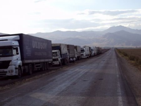 Gürbulak'ta Tır Kuyruğu 15 Kilometreyi Geçti