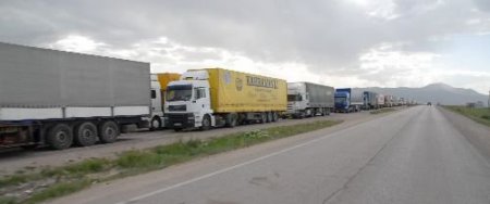 Gürbulak'ta Tır Kuyruğu 7 Kilometreyi Buldu, Şoförler Tesis Yokluğundan Şikayetçi