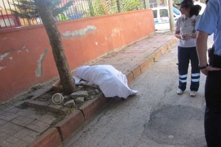 Gürcistan vatandaşı kaldırımda ölü bulundu