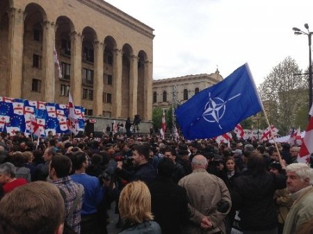 Gürcistan’da muhalefet meydana indi(2)