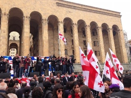 Gürcistan’da muhalefet meydana indi(2)