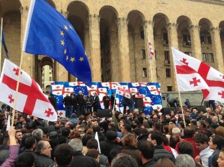 Gürcistan’da muhalefet meydana indi(2)