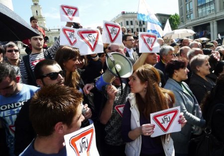 Gürcü Muhalefeti, Saakaşvili’yi Devirmek İçin Yeterli Kalabalığı Toplayamadı