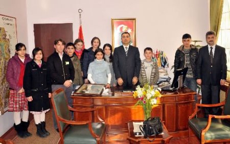 Gürcü Öğrenciler, Çorum Valisi'ne Atatürk Fotoğrafı Hediye Etti