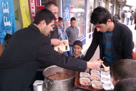 Güroymak FEM Dershaneleri, 2 bin 500 kişilik aşure dağıttı