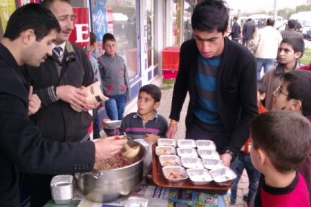 Güroymak FEM Dershaneleri, 2 bin 500 kişilik aşure dağıttı