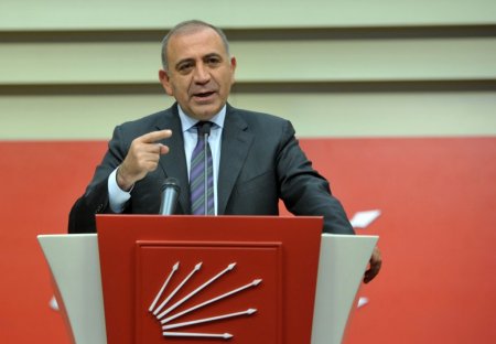 Gürsel Tekin: Her şeyi bir yere bağlayıp olayı kamufle etmek akıl tutulmasıdır