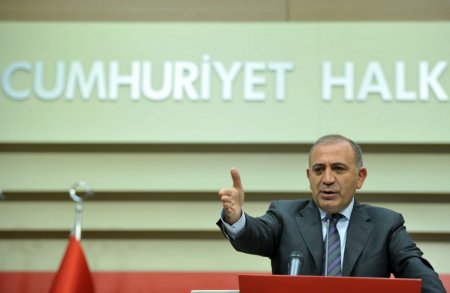 Gürsel Tekin: Her şeyi bir yere bağlayıp olayı kamufle etmek akıl tutulmasıdır