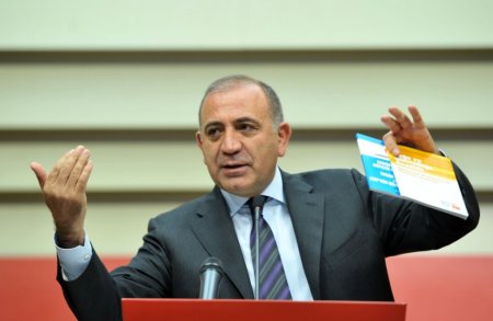 Gürsel Tekin: Her şeyi bir yere bağlayıp olayı kamufle etmek akıl tutulmasıdır