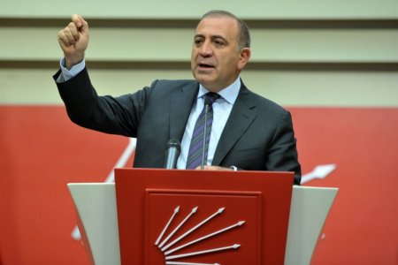 Gürsel Tekin: Her şeyi bir yere bağlayıp olayı kamufle etmek akıl tutulmasıdır