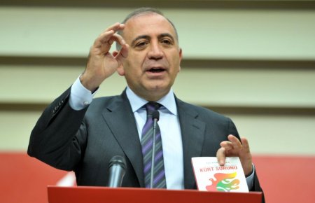 Gürsel Tekin: Her şeyi bir yere bağlayıp olayı kamufle etmek akıl tutulmasıdır