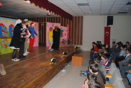 Gürsulu öğrenciler 'İyilik Kahramanları'nı izledi