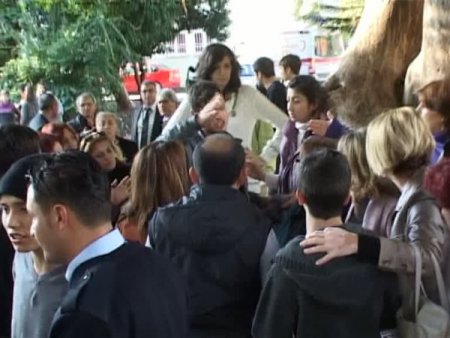 Güvenlik görevlisi, çekim yapan gazeteciye biber gazı sıktı