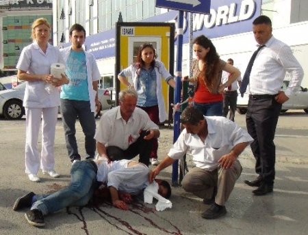 Güvenlik görevlisi, sokak ortasında bıçaklandı