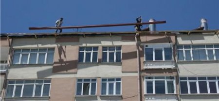Güvenlik Önlemi Alınmadan Çatı Oluğu Değiştirilmesine Vatandaş Tepki Gösterdi