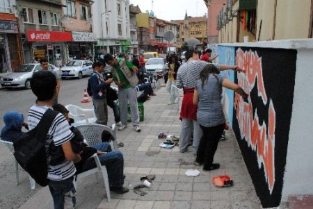 Güzel Sanatlar Lisesi Öğrencileri, Meydandaki Duvarı Resimleriyle Süsledi