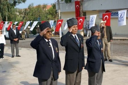 Güzelbahçe'de Gazilere Karanfil Verildi