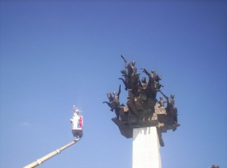 Güzellik Kraliçesi Teröre Tepki İçin 25 Metrelik Heykele Çıktı