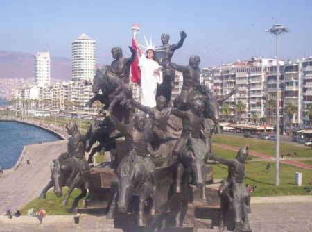 Güzellik Kraliçesi Teröre Tepki İçin 25 Metrelik Heykele Çıktı