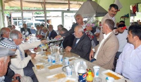 Hac arkadaşları Kadirli'deki yemekte buluştu