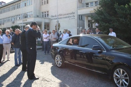 Hac vazifesini yerine getirmek için memleketinden helallik istedi