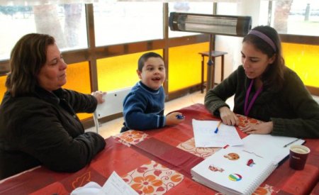Hacettepeli Uzman Doktorlar İşitme Engelli Çocukları Muayene Ediyor