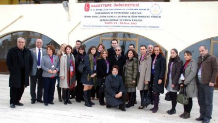 Hacettepeli Uzman Doktorlar İşitme Engelli Çocukları Muayene Ediyor