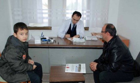 Hacettepeli Uzman Doktorlar İşitme Engelli Çocukları Muayene Ediyor