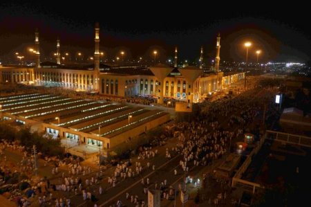 Hacı adayları Arafat’ta geceyi dua ederek geçiriyor