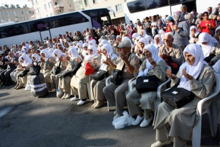 Hacı Adayları Dualarla Uğurlandı