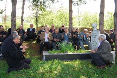 Hacı Ziya Esen Habiboğlu Hocaefendi Mezarı Başında Anıldı