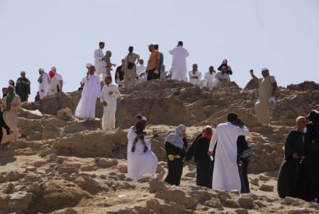 Hacılar, Kutsal Yerleri Ziyaret Ediyor