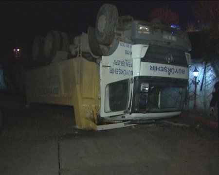 Hafriyat kamyonu sitenin avlusuna uçtu