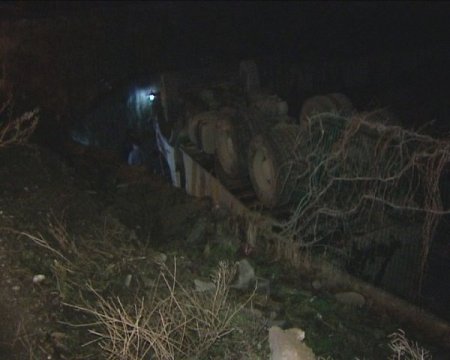 Hafriyat kamyonu sitenin avlusuna uçtu