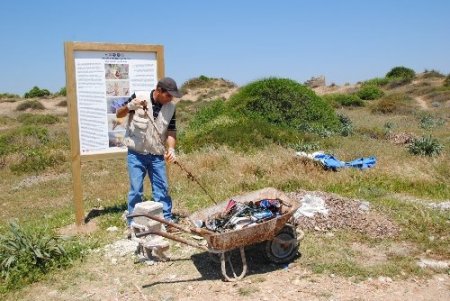 Hafta içinde okulunu, hafta sonunda endemik bitki alanını temizliyor