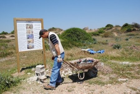Hafta içinde okulunu, hafta sonunda endemik bitki alanını temizliyor
