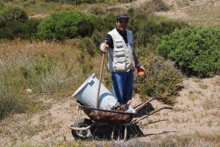 Hafta içinde okulunu, hafta sonunda endemik bitki alanını temizliyor