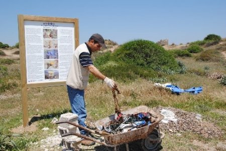 Hafta içinde okulunu, hafta sonunda endemik bitki alanını temizliyor
