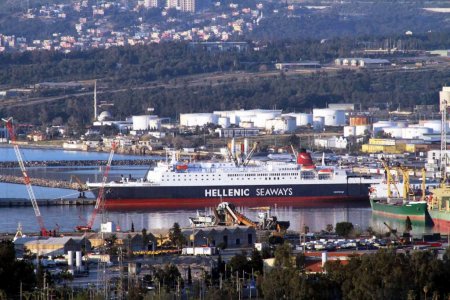 Haftalarca gemide bekletildiklerini belirten şoförler eylem yaptı