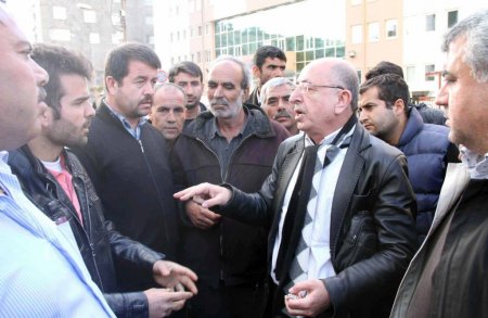 Haftalarca gemide bekletildiklerini belirten şoförler eylem yaptı