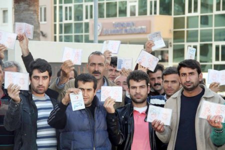 Haftalarca gemide bekletildiklerini belirten şoförler eylem yaptı