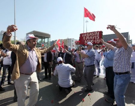 HAK-İŞ, Cumhuriyet Anıtı'na çelenk bıraktı