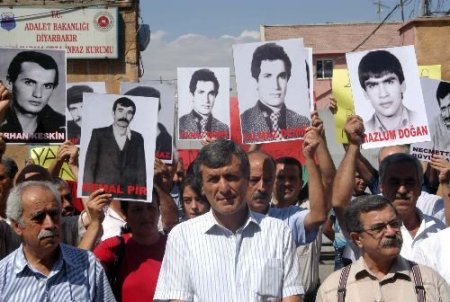 Hak-par, Darbenin Yıl Dönümünde Diyarbakır '5 Nolu Cezaevi' Önünde Eylem Yaptı
