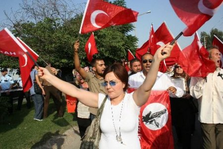 Hak Ve Eşitlik Partisi'nden Pkk'lıların Şovuna Protesto