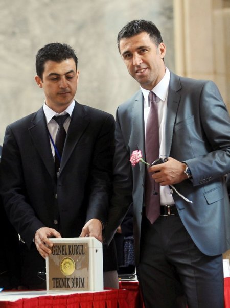 Hakan Şükür Kaydını Yaptırdı, Bayburt Motifli Kravatı Taktı