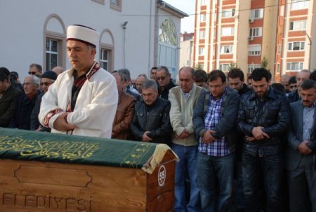 Hakan Ünsal, ağabeyinin cenazesinde gözyaşına hakim olamadı