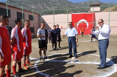 Hakem Müftüoğlu maçını yönettiği hükümlüye formasını hediye etti